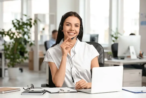 Atendente especialista de suporte do departamento pessoal com headset